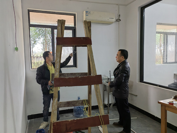 副校长宁健全检查医务室施工现场，强调安全施工注意事项0.jpg