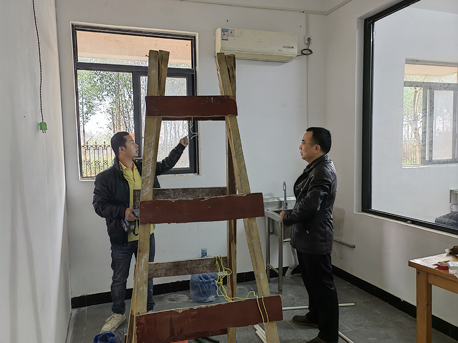 副校长宁健全检查医务室施工现场，强调安全施工注意事项0.jpg