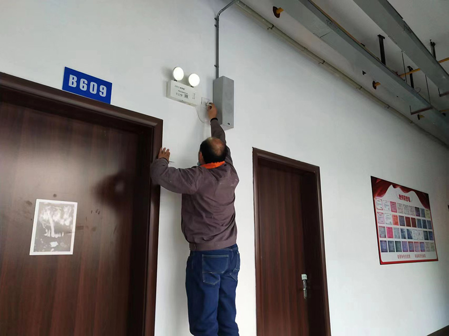 检查教学楼电路安全1.jpg