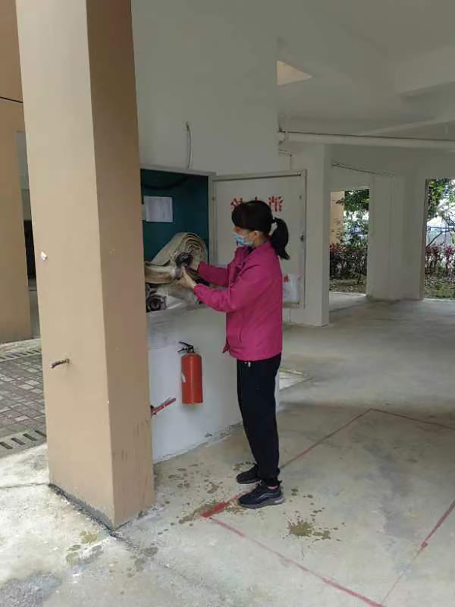 检查消防栓完好情况.jpg