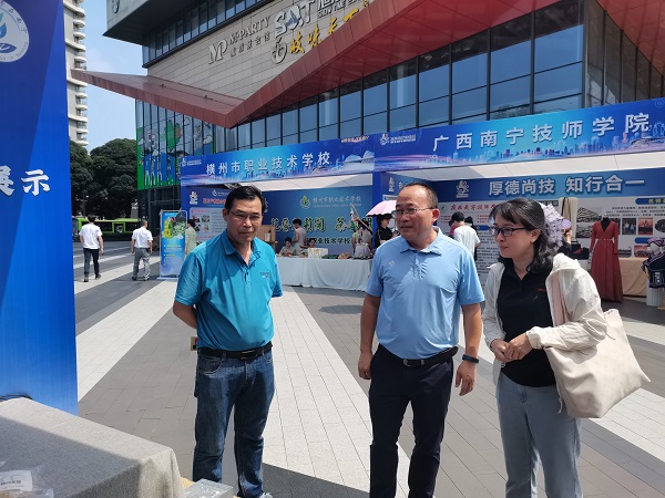 职教中心领导视察.jpg