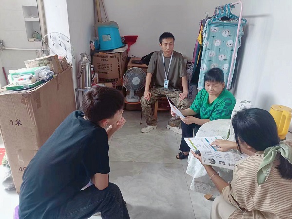 资助科梁老师向曾世民家长介绍国家资助政策.jpg