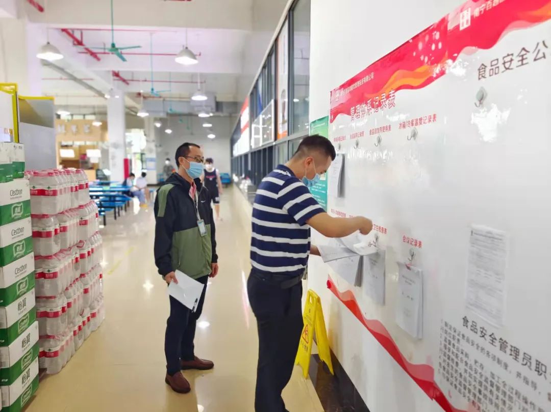 南宁市教育局检查组来我校检查指导校园疫情防控工作