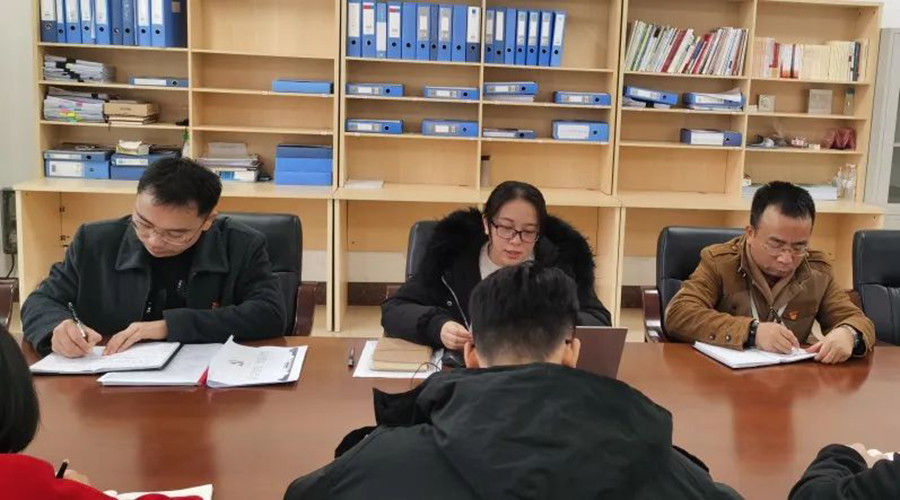 党支部书记韦荣荣给全体党员上主题党课