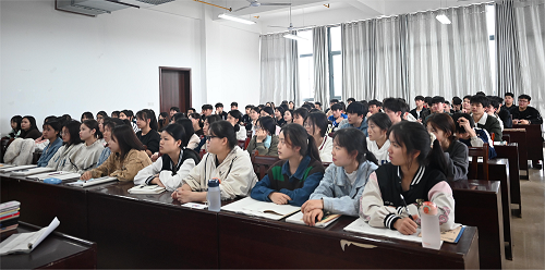 抓基础 促提高——开学第一天学校领导深入一线巡查教学工作