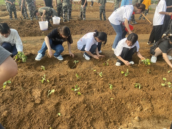 “耕种进校园，劳动促成长”——南宁市中南理工职业技术学校举行农耕文化园开园种植仪式