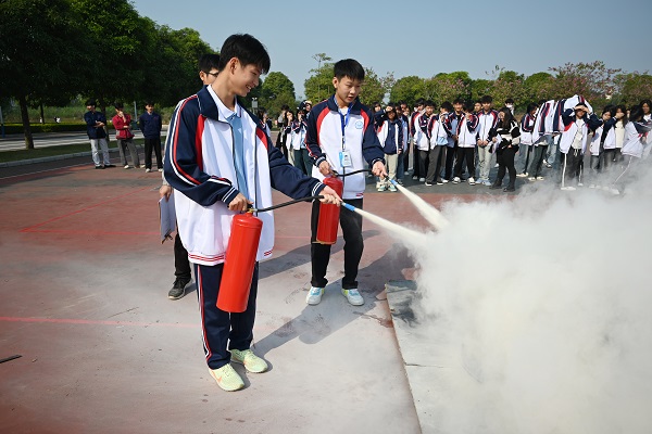 强化火灾应急意识，架起校园安全防线——南宁市中南理工职业技术学校开展消防演练活动