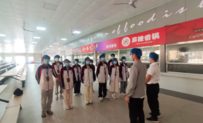 食在校园，安全为先！学生走进食堂，共同守护我们的餐桌