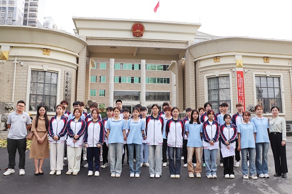 走进法庭，与法“零距离”—南宁市中南理工职业技术学校组织学生开展校外法制思政课