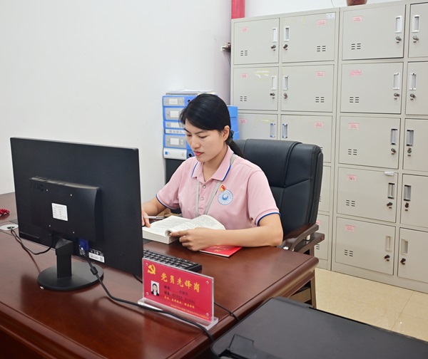 【师者如光】第九期|红色浸润 匠心育人— 南宁市中南理工职业技术学校优秀党员教师钟丽伶